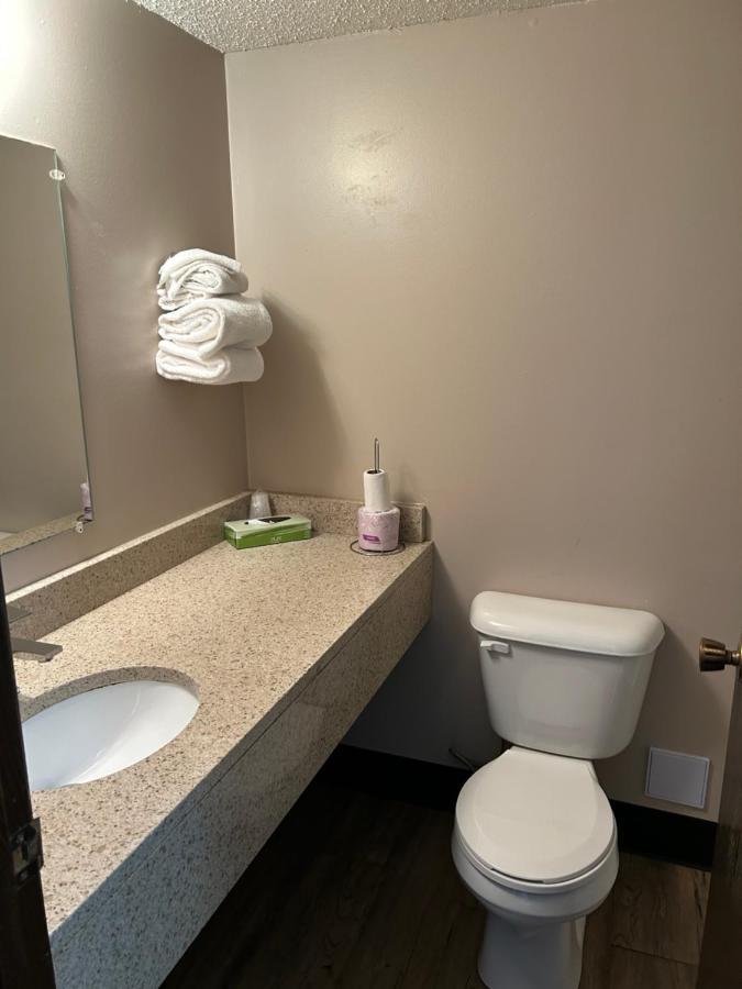 Cedar Inn Лойдминстер Екстериор снимка